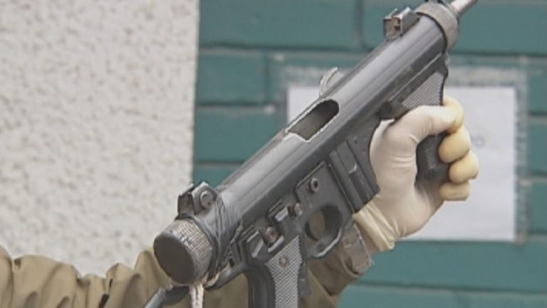 Soldados detenidos por simular robo en regimiento intentaron vender los fusiles: Cobraban $2 millones