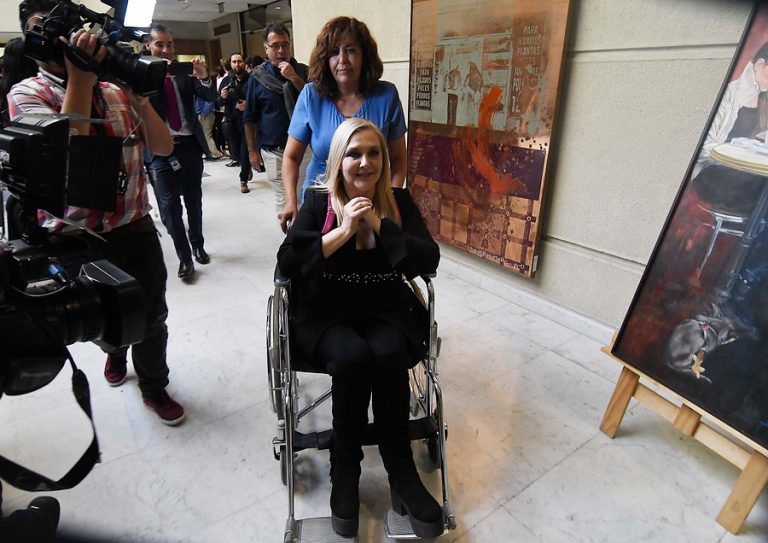 A lo Kenita: Pamela Jiles se cayó en el Congreso y fue llevada en silla de ruedas hasta la enfermería