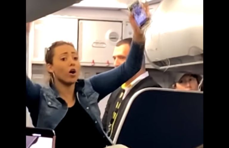 No quería apagar el celular: Mujer borracha armó escándalo en avión y terminó haciendo twerking