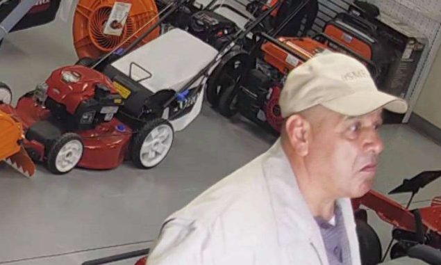 Cámara de seguridad captó a hombre robando una motosierra que escondió en sus pantalones