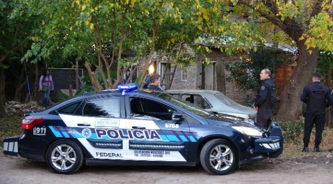Hombre murió electrocutado luego de apoyarse en la reja de un almacén
