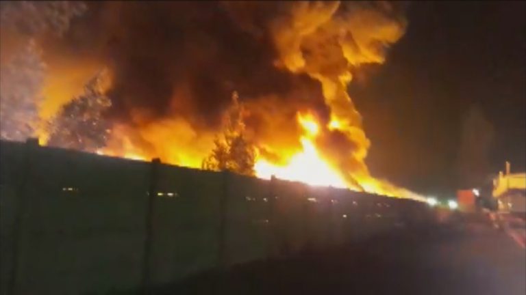 Violento incendio consumió por completo centro de acopio de neumáticos: Clases suspendidas en Lampa y Colina