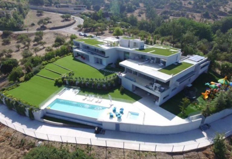 ¿Aparecerán compradores? Chino Ríos bajó el precio de su mansión en mil millones para poder venderla