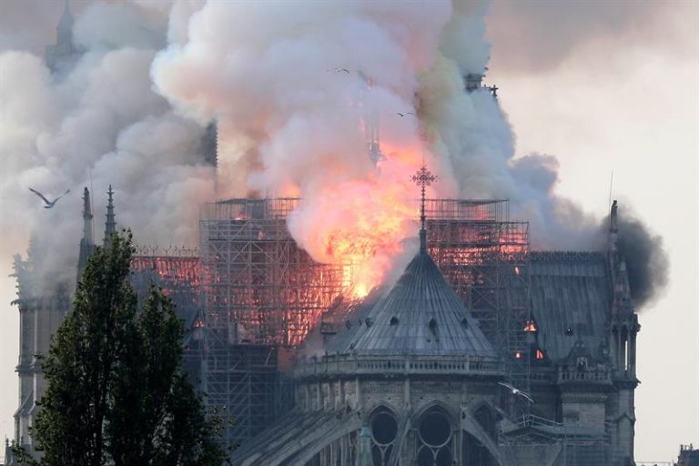 Minuto a Minuto: Incendio afecta a la catedral Notre Dame en París