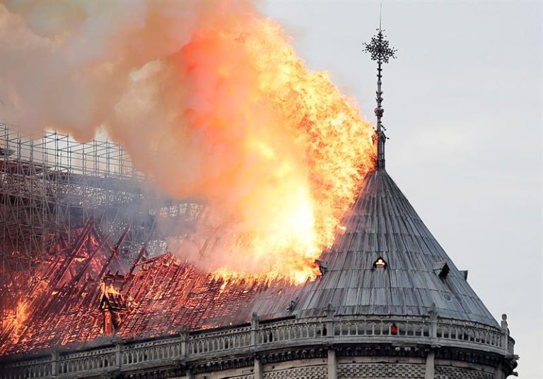 10 impactantes imágenes que muestran la magnitud del incendio en la catedral de Notre Dame