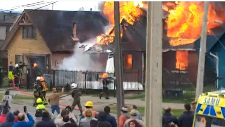Avioneta cayó sobre una casa en Puerto Montt y causa incendio