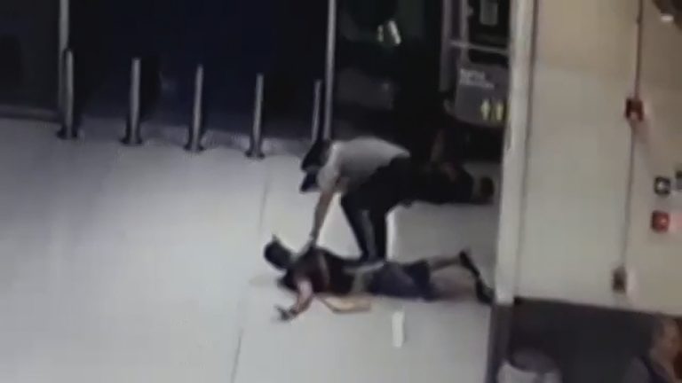 Estaban instalando dispositivo para clonar tarjetas, pero un carabinero de franco los vio: Fueron detenidos