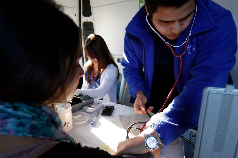 Del VIH a la mamografía: Estos son los exámenes médicos que debes realizarte según la edad que tienes