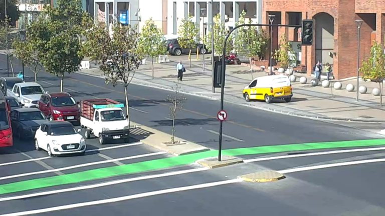 Se disfrazaron de trabajadores de empresa de encomiendas para asaltar banco: Se robaron 130 millones de pesos