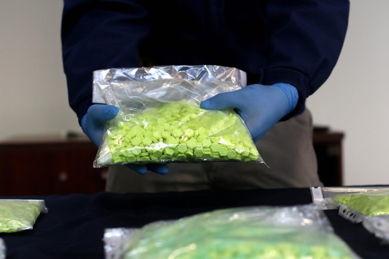 10 años de prisión para profesor universitario: Enseñaba a sus estudiantes a producir éxtasis