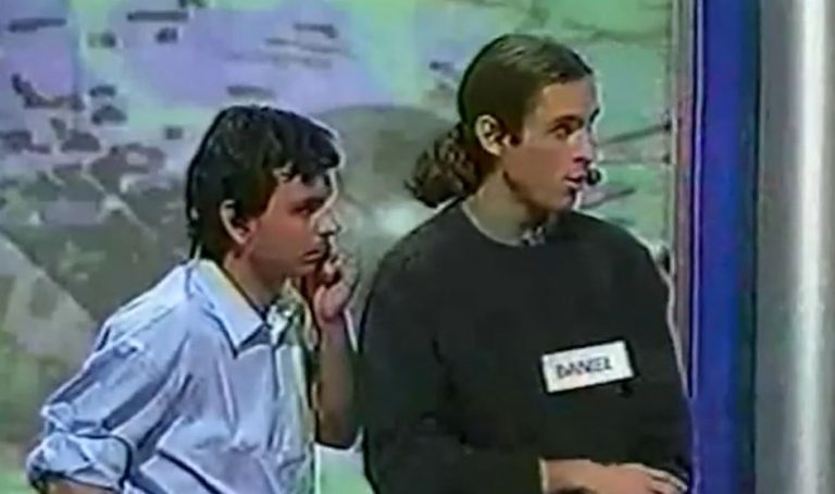 “Era de la onda grunge”: La desconocida participación de Daniel Matamala con pelo largo en El Tiempo es Oro