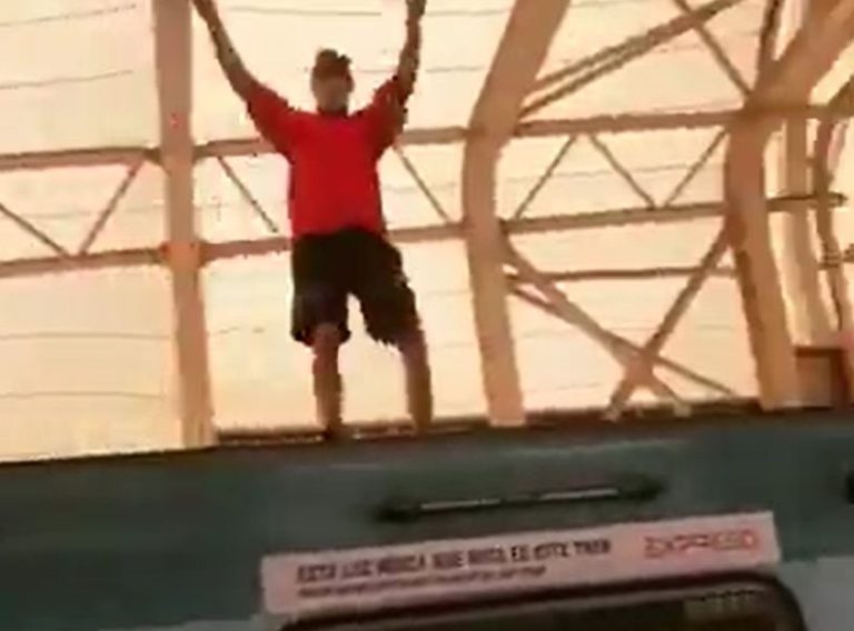 Video muestra peligrosa maniobra de joven sobre tren en movimiento en Línea 5 del Metro
