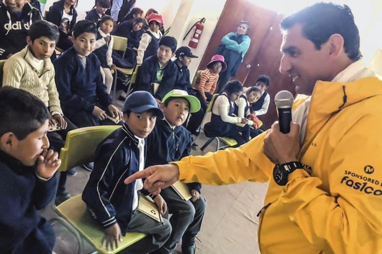 Superchilenos: El montañista que enseña a los niños de escuelas rurales de todo Chile a soñar en grande