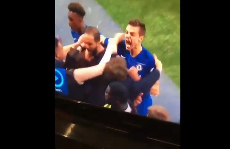 Rompió la mala racha: Higuaín anotó un gol y terminó con su cara en el busto de una fanática