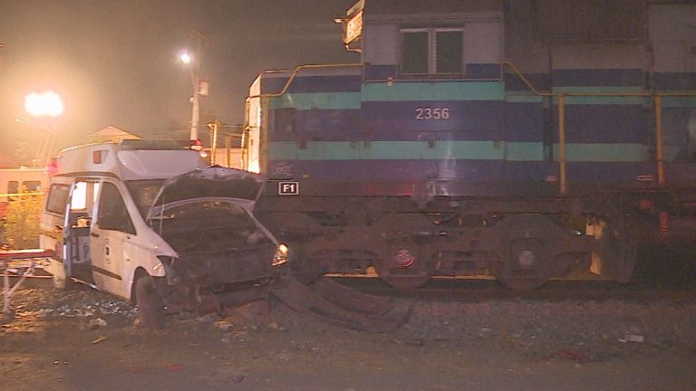 Tren de carga chocó y arrastró por varios metros a ambulancia: Delincuentes aprovecharon de robar en containers