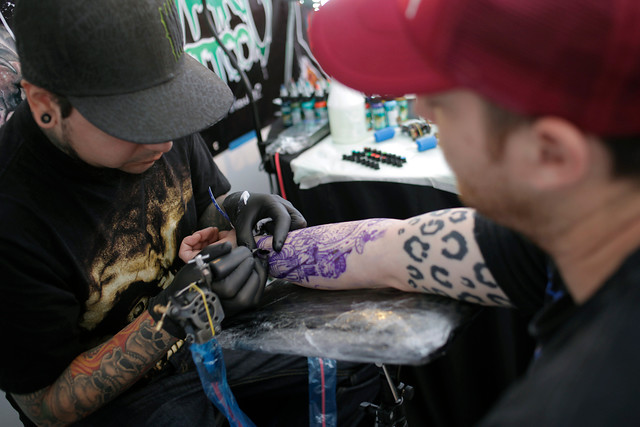 ¿Quieres una tele? Supermercado regalará Smart TV si estas dispuesto a hacerte un tatuaje