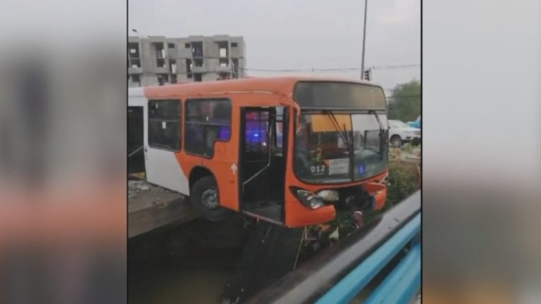 Chofer del Transantiago perdió el control de la máquina y el bus quedó colgando en el canal San Carlos