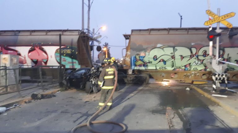 Conductor de colectivo murió tras ser arrollado por tren de carga: No habría respetado el cruce ferroviario