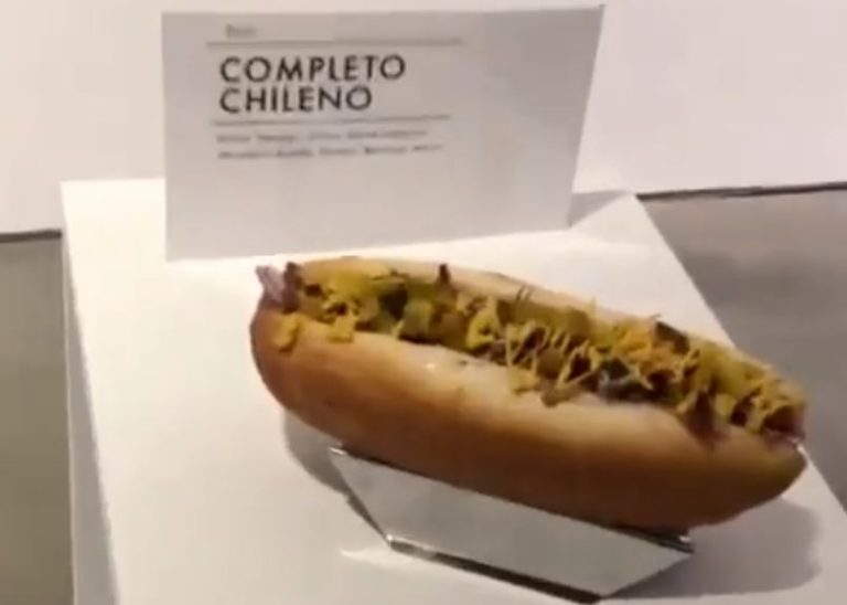 ¿Por qué hay un completo chileno en una galería de arte en Nueva York?