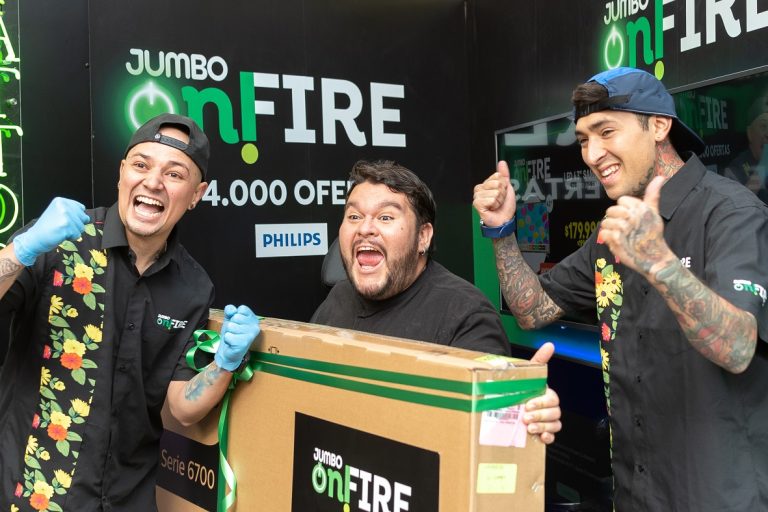 Increíble, pero cierto: Cientos de personas madrugaron para tatuarse a cambio de un Smart TV