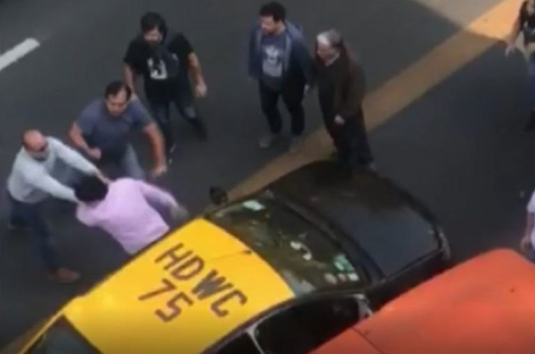 Taxista fue golpeado por transeúntes tras atacar a conductora en Providencia