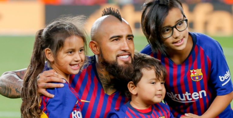 Arturo Vidal celebró en familia y con una asistencia su título junto al Barcelona