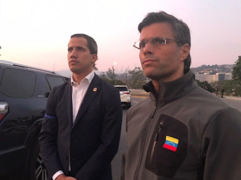 Opositor Leopoldo López fue liberado por militares rebeldes: Junto a Juan Guaidó llama a tomarse las calles