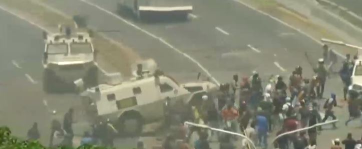 Tanqueta del régimen de Maduro atropella a grupo de manifestantes en Caracas