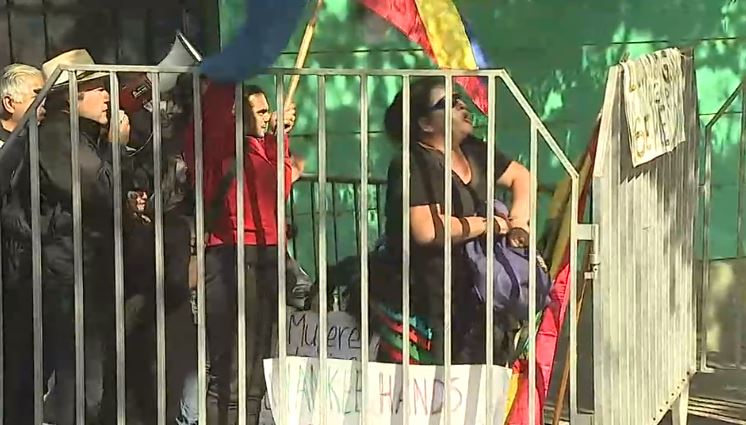 Chilenos adherentes a Maduro se enfrentaron a manifestantes pro Guaidó en embajada venezolana: “Gusanos, váyanse a Miami”