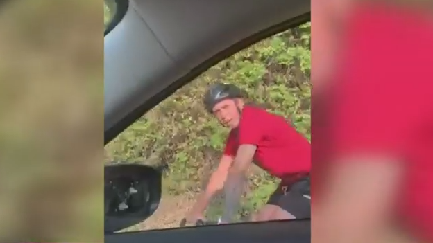 Mujer denunció que ciclistas destruyeron su auto en cerro San Cristóbal