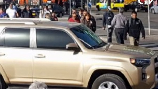 Cathy Barriga mandó a pintar auto municipal de color dorado