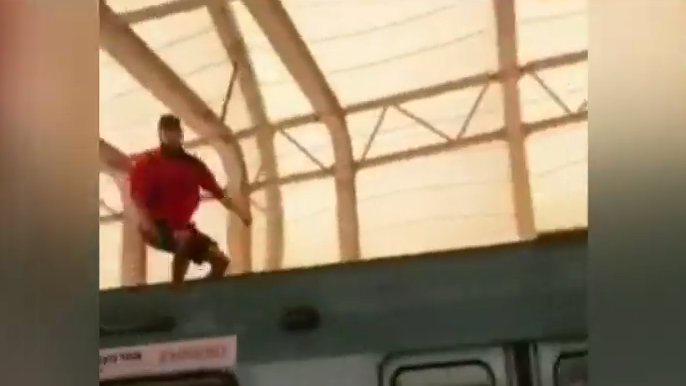 Hombre que viajaba sobre techo de un vagón de metro en movimiento causó impacto en redes sociales