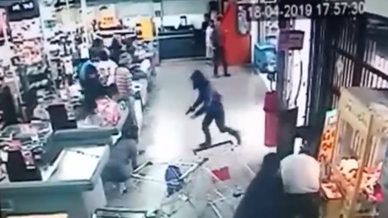 Golpearon a guardia que protegía a niño: El violento asalto de menores de edad en supermercado de Conchalí