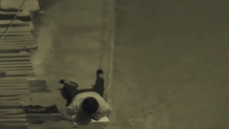 No tenía luz en la casa: La conmovedora historia del niño que hacía las tareas en la calle bajo un foco