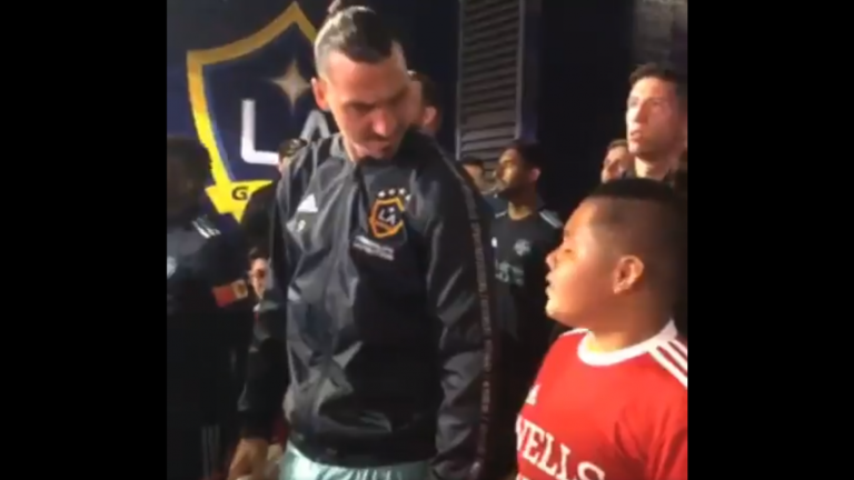 ¡Tiene corazón! Ibrahimovic sorprende con noble gesto a niño antes de partido y le da un consejo
