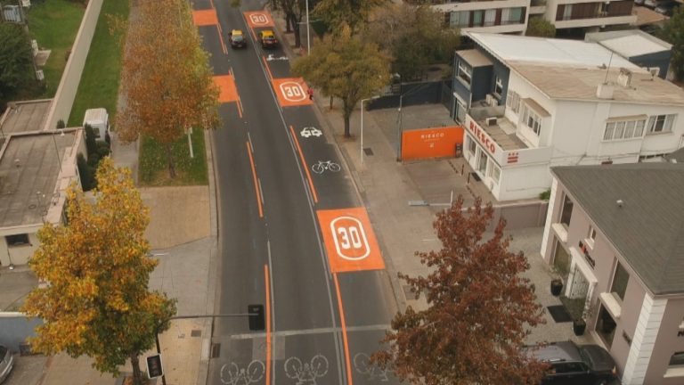 Vías naranjas en Las Condes: Quiénes pueden usarlas y por qué multarán a ciclistas que anden por la vereda