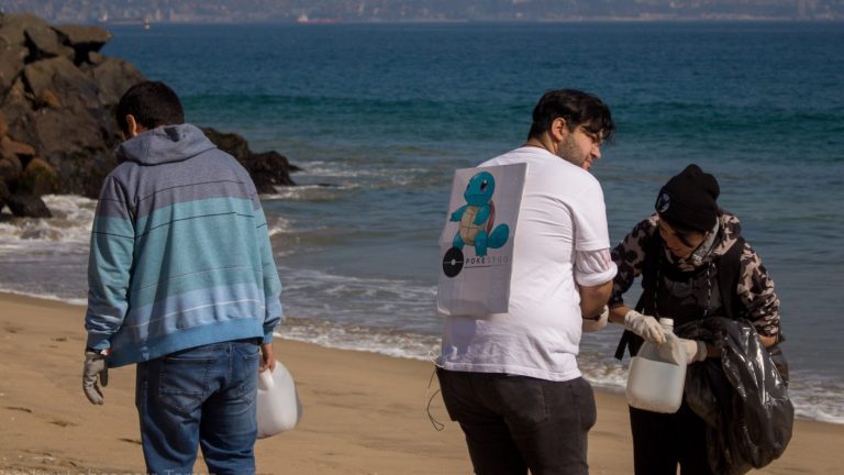 Fanáticos chilenos de Pokémon Go se reunieron en jornada que combinó juego y ayuda al medioambiente