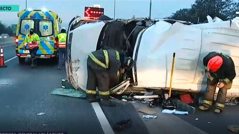 Conductor quedó atrapado tras volcar su furgón en Autopista Central: Presenta heridas de gravedad