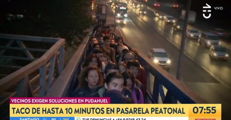 Vecinos de Pudahuel denuncian taco de 10 minutos en pasarela