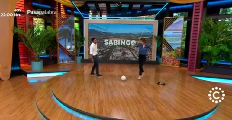 Millaray Viera y JP Queraltó jugaron futból en el estudio