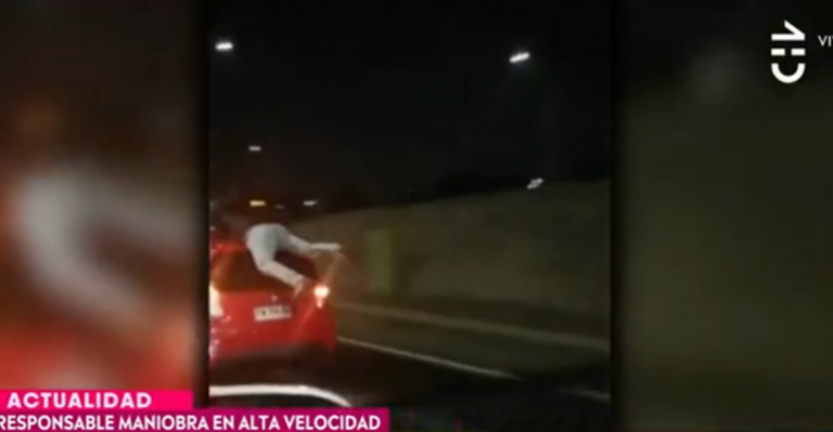 Impacto causó sujeto que realizó pirueta sobre vehículo en plena autopista de Santiago