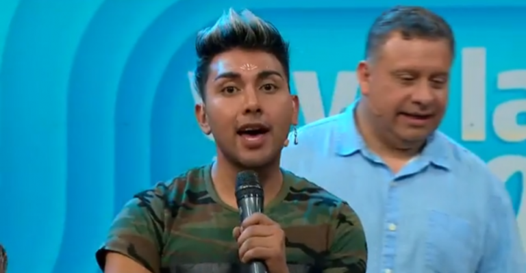 Lelo interpretó su osado tema musical en Viva La Pipol