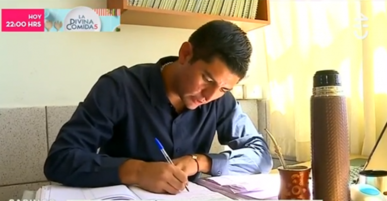 Conoce la bella historia de este profesor y cantante Mapuche