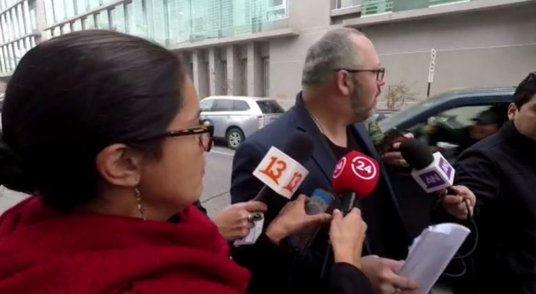 De la nada: Sujeto en camioneta insultó a Dávalos cuando hablaba con la prensa