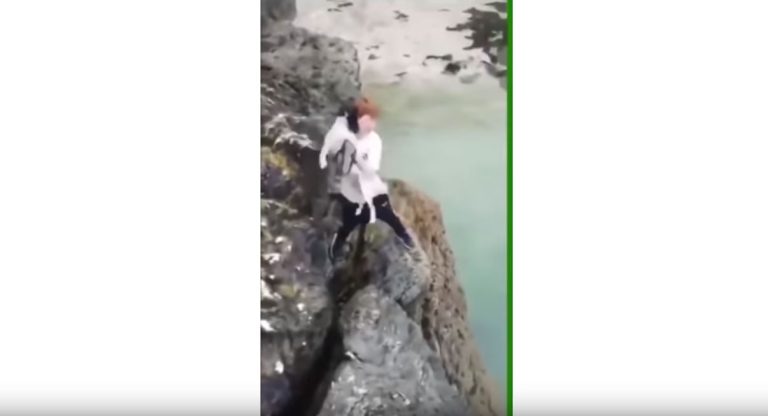 Crueldad: Adolescente tira desde un acantilado al mar a un aterrado perrito mientras un amigo lo graba