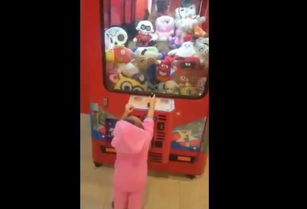 Niña se vuelve viral por utilizar simple truco para ganar en una máquina de peluches