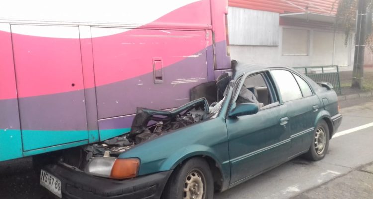 Salió vivo: Conductor ebrio se incrustó abajo de un bus