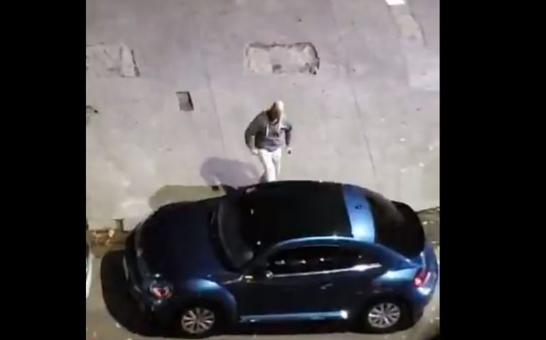 La furiosa reacción de un hombre con un vehículo que tapaba el ingreso a su estacionamiento