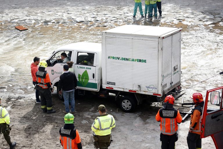 No calculó bien: Camión municipal intentó cruzar el río Mapocho y quedó atrapado