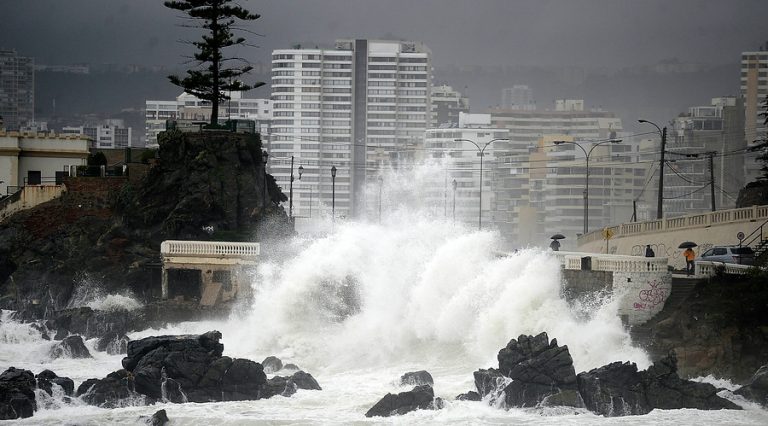 ¡Agua va y agua viene! Anuncian marejadas con olas de hasta 4 metros desde Arica hasta el Golfo de Penas